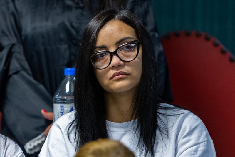 Condenada a mais de 30 anos de pris&atilde;o, a filha biol&oacute;gica de Flordelis, Simone dos Santos Rodrigues, r&eacute; confessa em audi&ecirc;ncias anteriores, negou a vers&atilde;o de que teria sido a mandante do crime. Ela e a m&atilde;e acompanharam o an&uacute;ncio da senten&ccedil;a em uma sala reservada – Foto: Brunno Dantas/ TJ-RJ