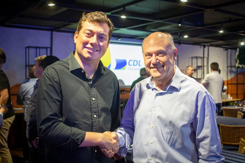 Marcos Brinhosa (&agrave; esquerda) e J&uacute;lio Geremias, atual e presidente eleito da CDL Florian&oacute;polis – Foto: Divulga&ccedil;&atilde;o/ND