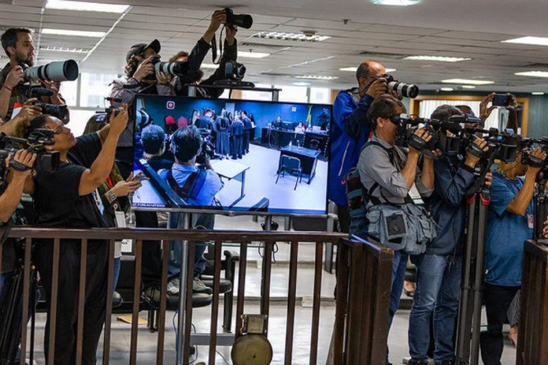 Ao menos dois filhos da ex-parlamentar pediram para n&atilde;o serem ouvidos na presen&ccedil;a dos r&eacute;us. Eles prestaram depoimento por videoconfer&ecirc;ncia, o que foi criticado pelo MP-RJ (Minist&eacute;rio P&uacute;blico do Rio). Um dos depoentes, Daniel dos Santos, disse que soube dos planos para assassinar o pai e que a rea&ccedil;&atilde;o da ex-deputada federal, de chegar chorando ao hospital ao saber da morte do marido, Anderson do Carmo, foi um teatro – Foto: Brunno Dantas/TJ-RJ/ 07.11.2022