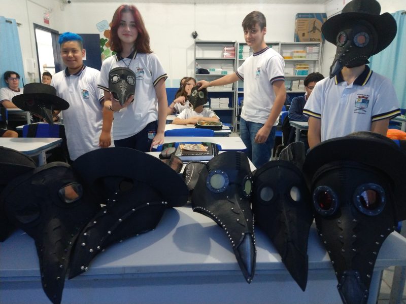 Estudantes reproduziram as m&aacute;scaras com diversos materiais reutiliz&aacute;veis, como EVA, el&aacute;stico e tinta – Foto: Luis Gustavo Varela/Divulga&ccedil;&atilde;o/its Teens