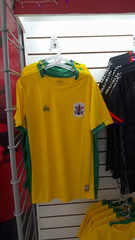 Camisa marcilista em verde e amarelo aparece &agrave; venda na loja do clube – Foto: Bruno Sabino/Divulga&ccedil;&atilde;o/ND