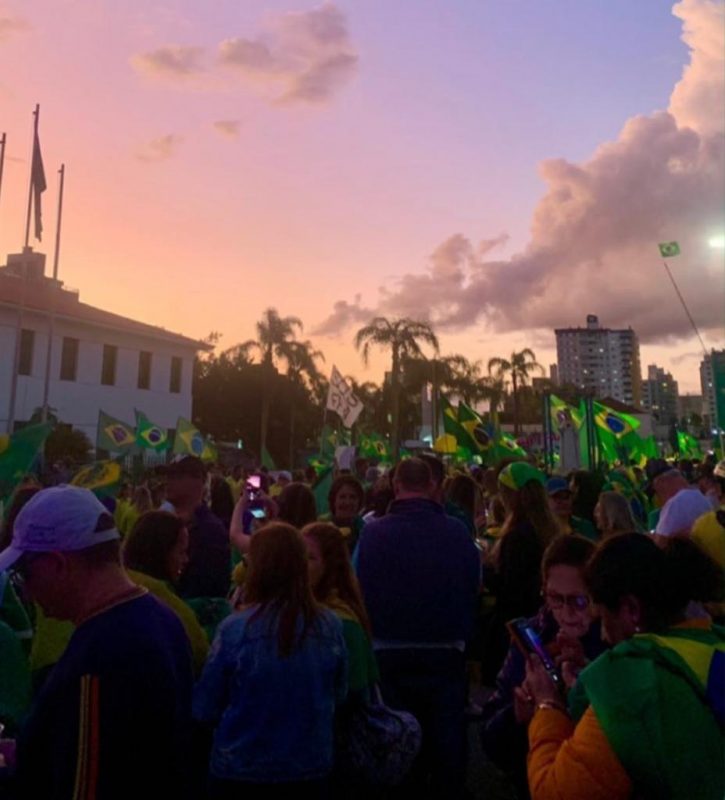 Manifestantes em Florian&oacute;polis na noite deste s&aacute;bado (5) – Foto: Reprodu&ccedil;&atilde;o/Instagram/ND
