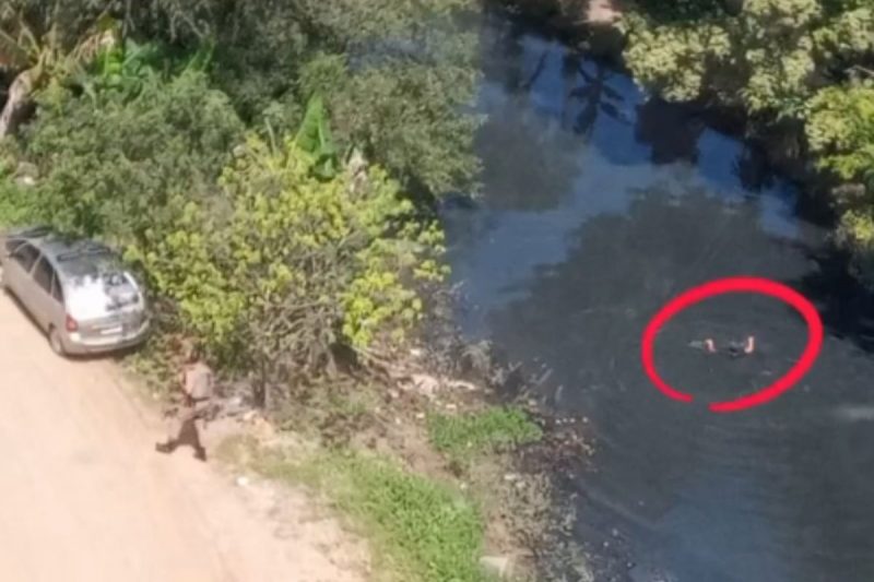 Homem tentou fugir pelo rio ap&oacute;s roubar ve&iacute;culo em Joinville – Foto: &Aacute;guia PM/Divulga&ccedil;&atilde;o