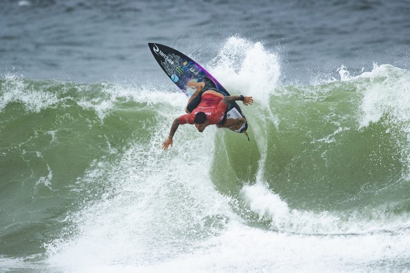 SAQUAREMA, RIO DE JANEIRO, BRASIL – O tr&ecirc;s vezes campe&atilde;o mundial de surf, Gabriel Medina, avan&ccedil;ou de fase no Saquarema Pro&nbsp; – Foto: thiago diz/WSL