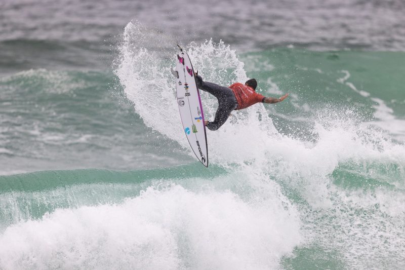 Gabriel Medina conquistando sua primeira vit&oacute;ria nas ondas da Praia de Ita&uacute;na&nbsp;&nbsp;– Foto: WSL / Daniel Smorigo