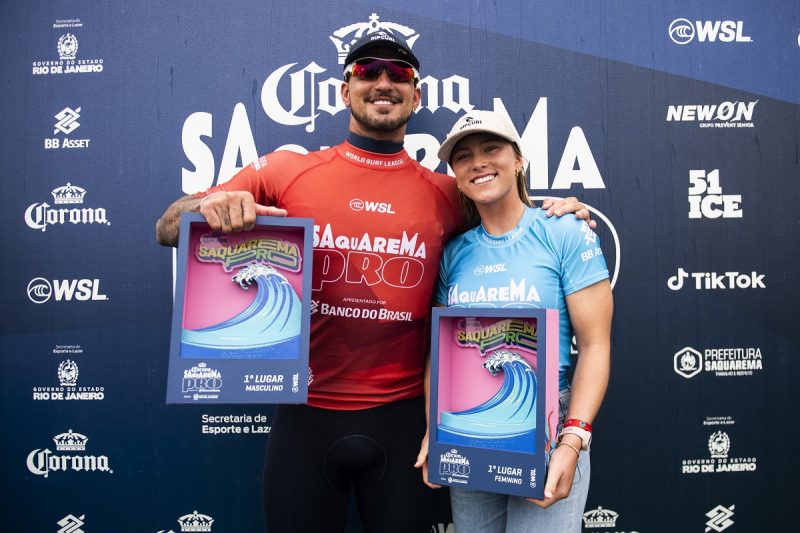 Gabriel Medina e a americana Alyssa Spencer festejaram t&iacute;tulos em Saquarema&nbsp;– Foto: WSL / Thiago Diz