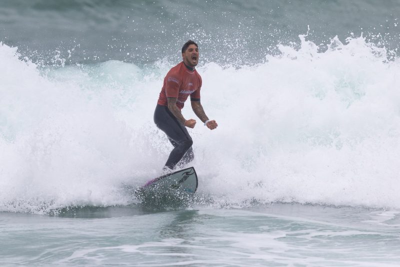 Brasileiro Gabriel Medina vibrando ap&oacute;s finalizar sua melhor onda na final – Foto: @WSL / Daniel Smorigo