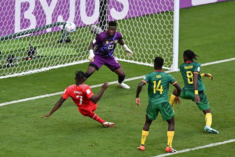 Atacante Embolo marcou o gol da vit&oacute;ria da Su&iacute;&ccedil;a nesta quinta-feira (24) contra Camar&otilde;es – Foto: Glyn KIRK / AFP/ND