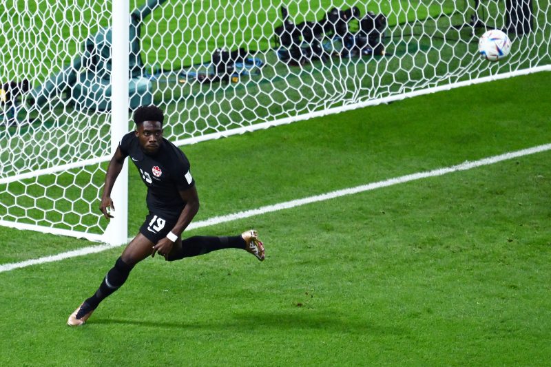 Alphonso Davies comemora o gol do Canad&aacute; contra a Cro&aacute;cia – Foto: Jewel SAMAD / AFP / ND