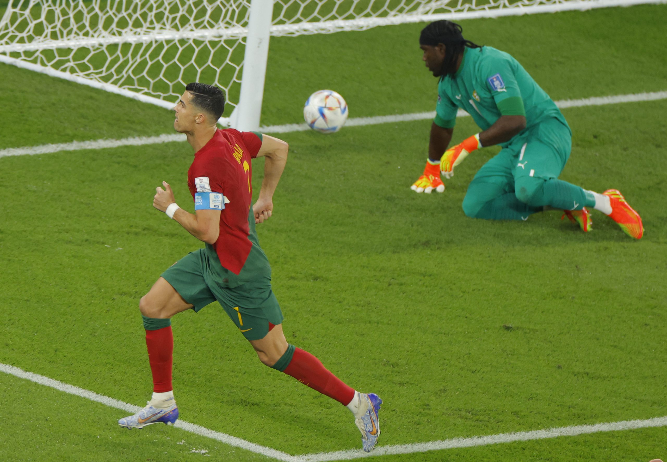 Cristiano Ronaldo salta muito alto e põe a cabeça acima do travessão em  lance contra Gana - Futebol - R7 Copa do Mundo