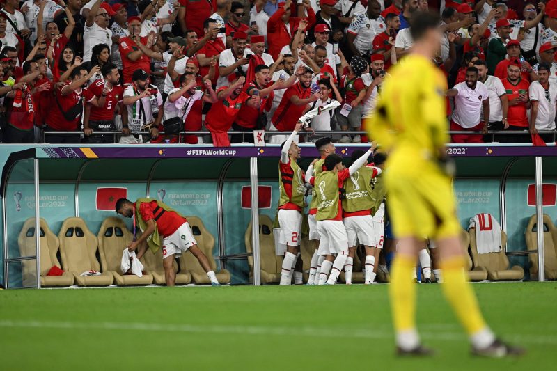 Courtois se lamenta, enquanto os jogadores do Marrocos comemoram a vitória