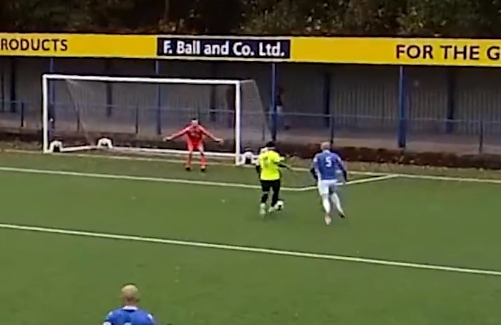 Bola Do Futebol Ou De Futebol No Lance Inicial De Um Jogo Foto de