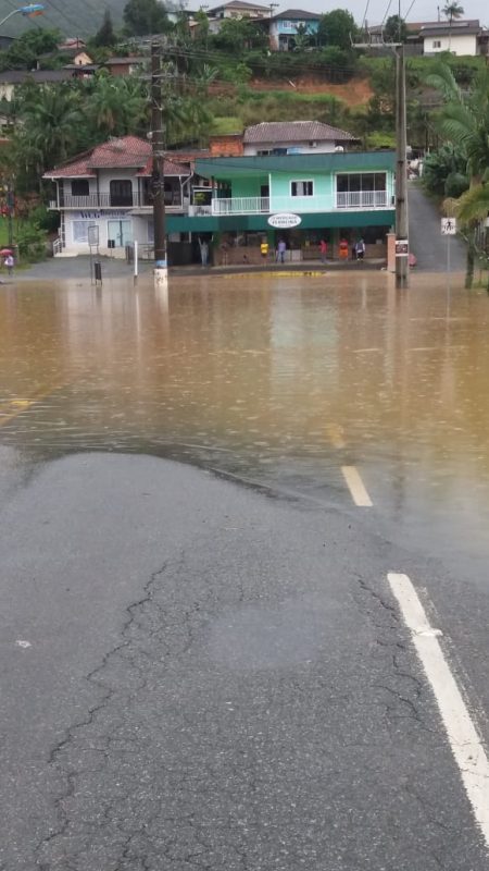 Alagamentos ainda s&atilde;o registrados nesta ter&ccedil;a-feira (29). – Foto: Redes Sociais