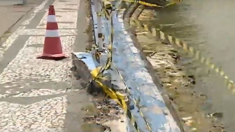 Guarda-corpo do Parque N&aacute;utico em Itaja&iacute; cede e cal&ccedil;ada &eacute; interditada – Foto: Reprodu&ccedil;&atilde;o/NDTV