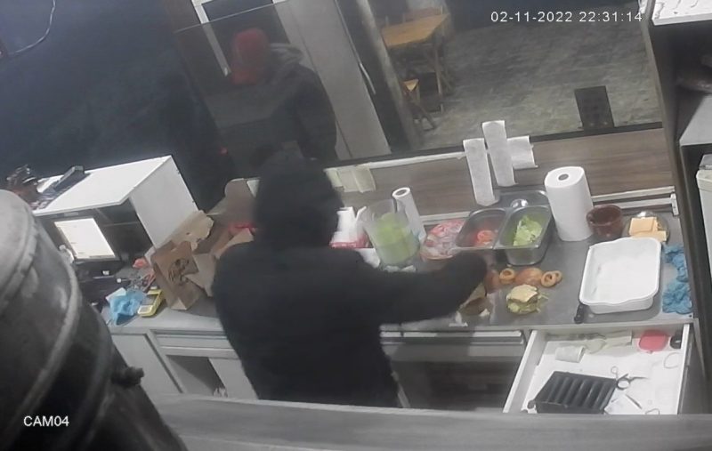 O crime ocorreu nesta quarta-feira, por volta das 22h30 e outros dois homens tamb&eacute;m s&atilde;o suspeitos de estar envolvidos. – Foto: Ag&ecirc;ncia Record/Divulga&ccedil;&atilde;o/ND