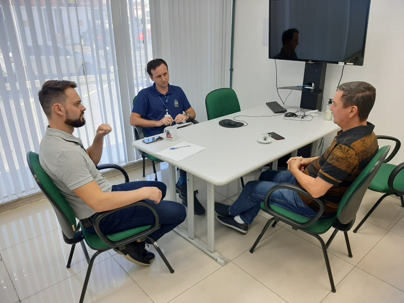 Reuni&atilde;o foi com Secret&aacute;rio de Meio Ambiente, que sinalizou para equipes visitarem os locais,onde h&aacute; reclama&ccedil;&otilde;es. – Foto: Divulga&ccedil;&atilde;o