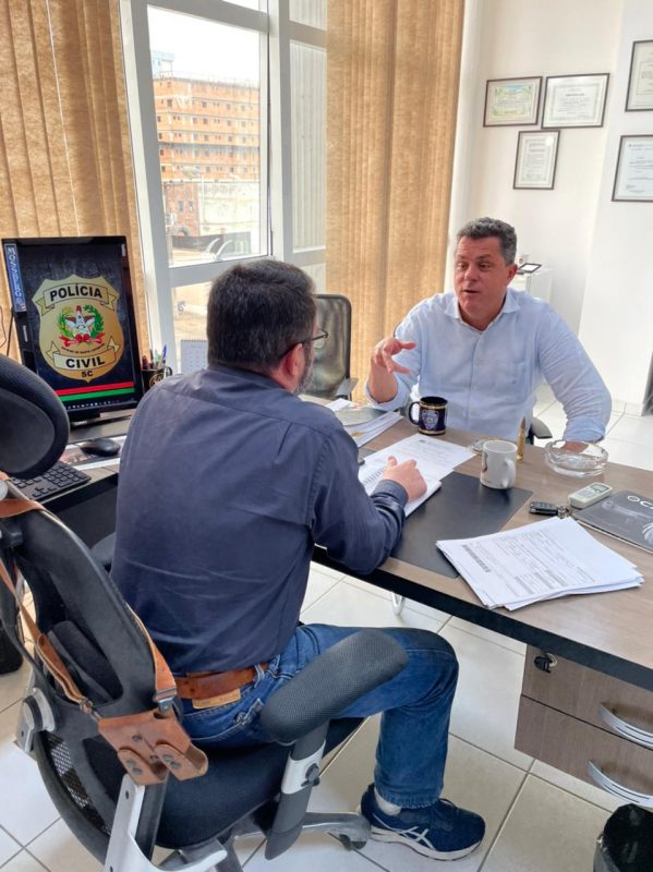 Deputado estadual Ivan Naatz em reuni&atilde;o com o delegado regional de Blumenau, Rodrigo Marchetti – Foto: Divulga&ccedil;&atilde;o/ND