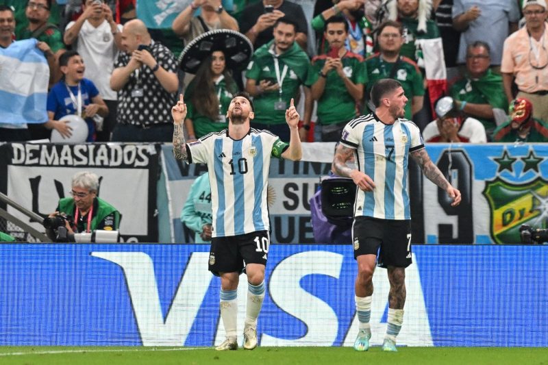 Lionel Messi comemora o primeiro gol da Argentina no jogo – Foto: Glyn KIRK / AFP / ND