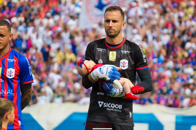 Rafael Pin com a pequena Lorena, antes do in&iacute;cio de jogo – Foto: Felipe Vieira/CNMD/Divulga&ccedil;&atilde;o/ND