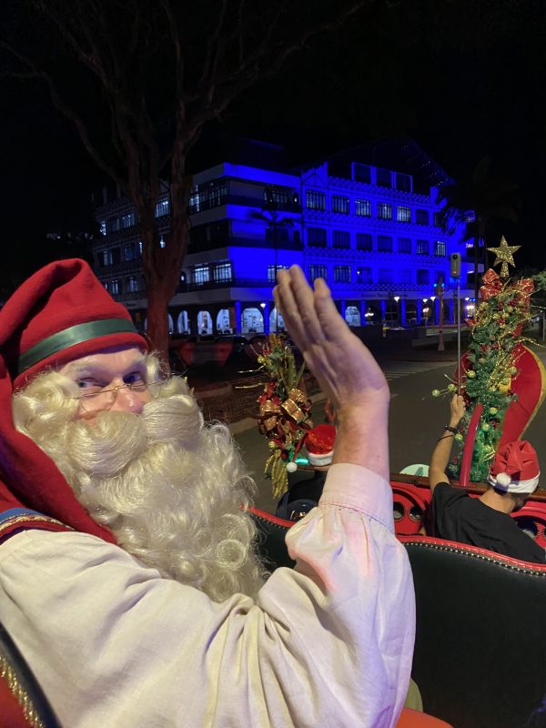 VÍDEO: Papai Noel da Lapônia passeia pelas ruas de Blumenau; confira o  roteiro do bom velhinho | ND Mais
