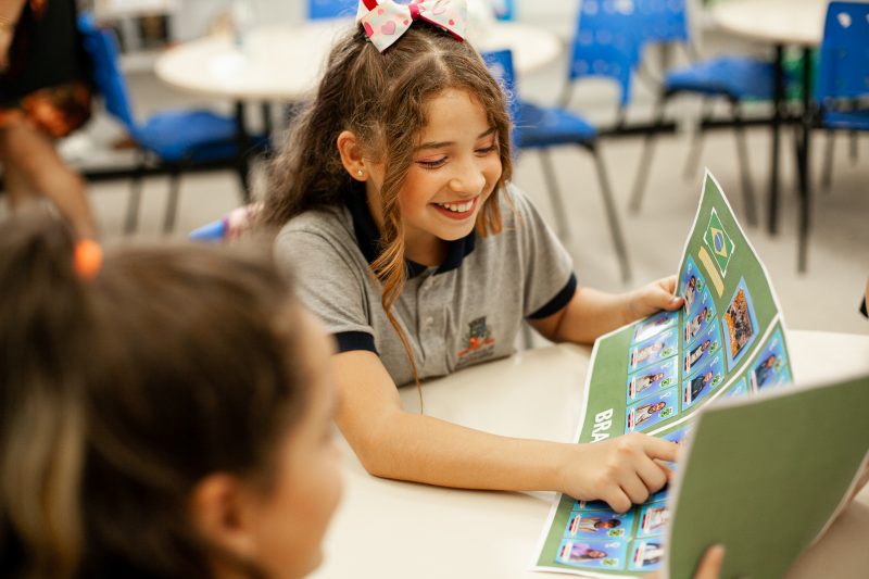 Professora cria álbum da Copa do Mundo com fotos adesivas de alunos