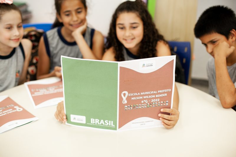 Professora cria álbum da Copa do Mundo com fotos adesivas de alunos