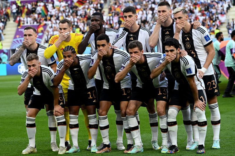Todos os jogadores alemães que iniciaram o jogo contra o Japão participaram do momento de protesto no estádio Khalifa Internacional &#8211; Foto: Ina Fassbender / AFP