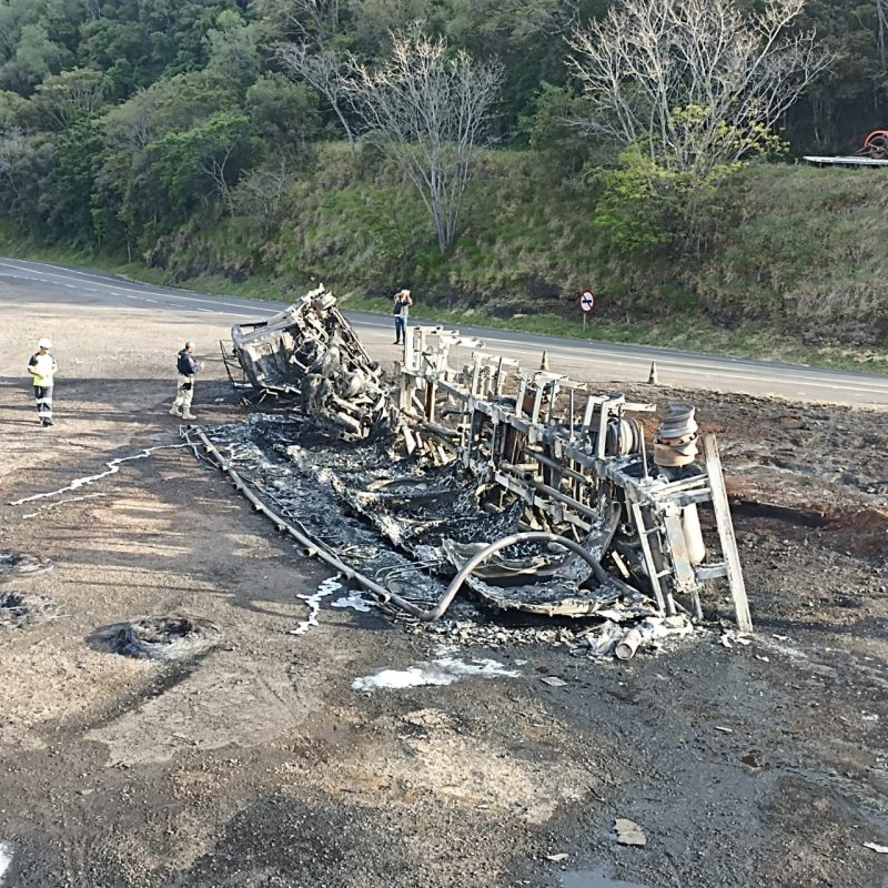 Chamas consumiram completamente o ve&iacute;culo – Foto: 5&ordm; BPM/Divulga&ccedil;&atilde;o/ND