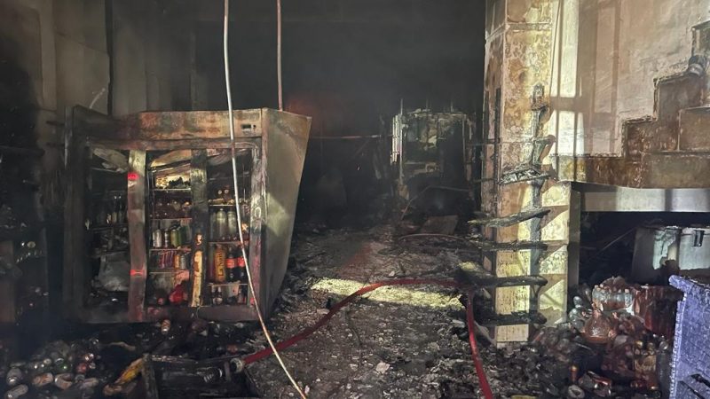 Sala comercial ficou completamente destru&iacute;da por inc&ecirc;ndio no Centro de Balne&aacute;rio Cambori&uacute; – Foto: Bombeiros/Divulga&ccedil;&atilde;o