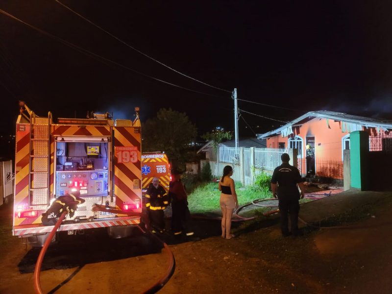 Inc&ecirc;ndio ocorreu na noite desta segunda-feira (14) em Lages – Foto: CBMSC/Divulga&ccedil;&atilde;o/ND