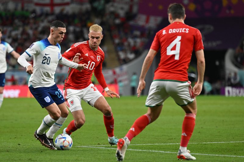 Pa&iacute;s de Gales e Inglaterra, em duelo ‘particular’ do Grupo B da Copa do Mundo – Foto: ANDREJ ISAKOVIC/AFP/ND
