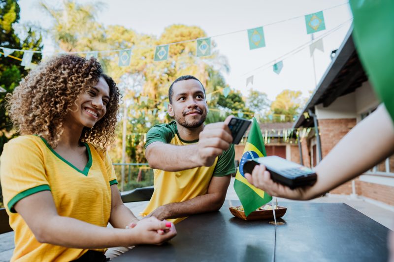 A expectativa &eacute; de que 60 milh&otilde;es de pessoas comprem mais durante a Copa do Mundo – Foto: Divulga&ccedil;&atilde;o