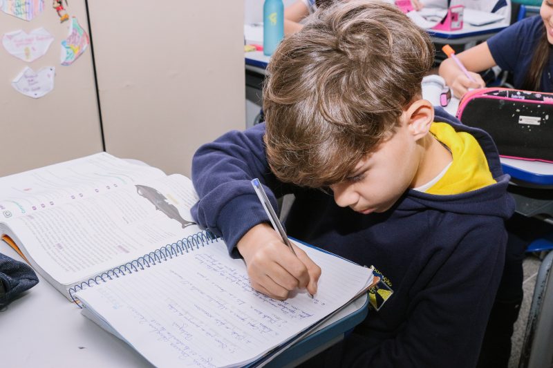 imagem ilustrativa de estudante em Itajaí; todas as escolas contam com ar condicionado, mas em situação precária