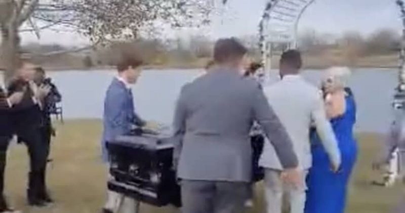 Noivo entra na cerim&ocirc;nia dentro de um caix&atilde;o, mas era um casamento!?! Web n&atilde;o perdoou – Foto: Reprodu&ccedil;&atilde;o
