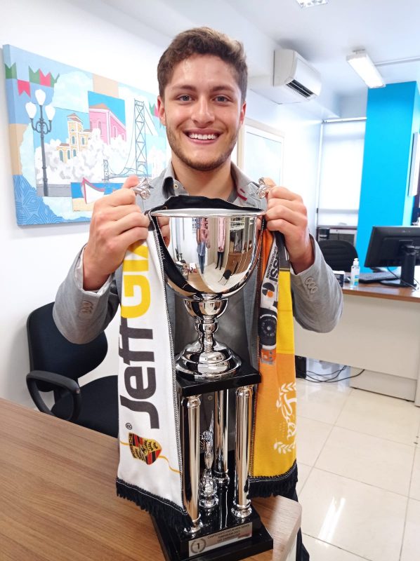 Jeff Giassi com o Trof&eacute;u de campe&atilde;o do Campeonato Endurance Series 2021. – Foto: divulga&ccedil;&atilde;o