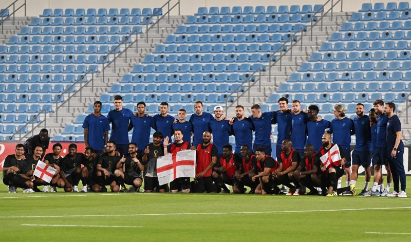 Jogadores da Inglaterra distribuíram ingressos para operários que trabalharam nas obras dos estádios