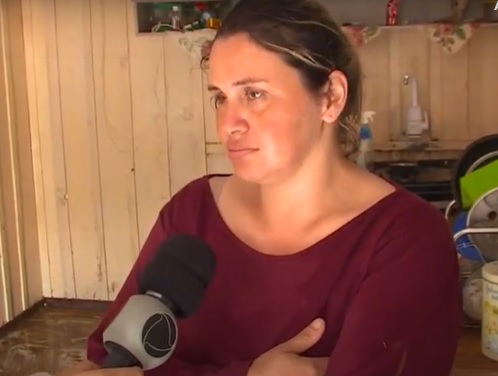 Quando Joicinara chegou em casa do trabalho j&aacute; estava tudo alagado&nbsp; – Foto: Reprodu&ccedil;&atilde;o imagens da NDTV Record Joinville