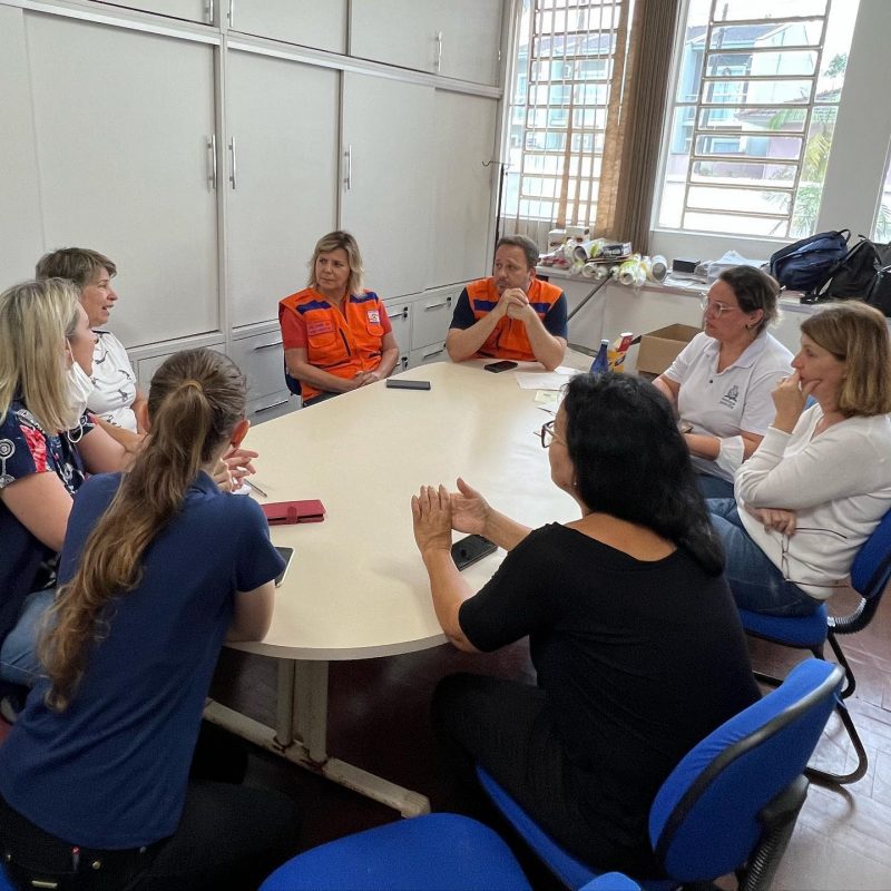 Reuni&atilde;o na sede da Defesa Civil monitora a situa&ccedil;&atilde;o da chuva que atinge a cidade. – Foto: Redes Sociais