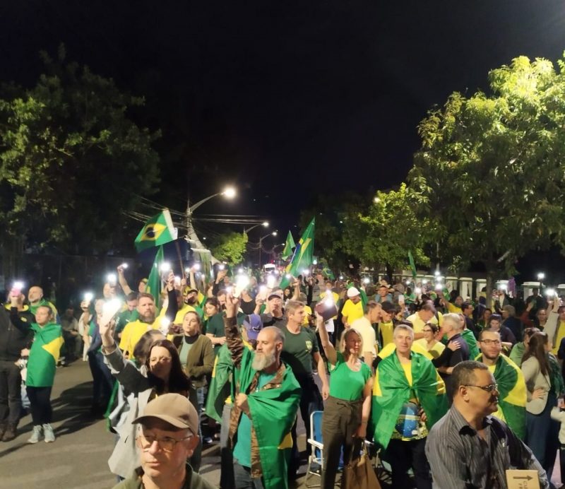 Manifestantes em Joinville na noite desta sexta-feira (4) – Foto: Reprodu&ccedil;&atilde;o/ND