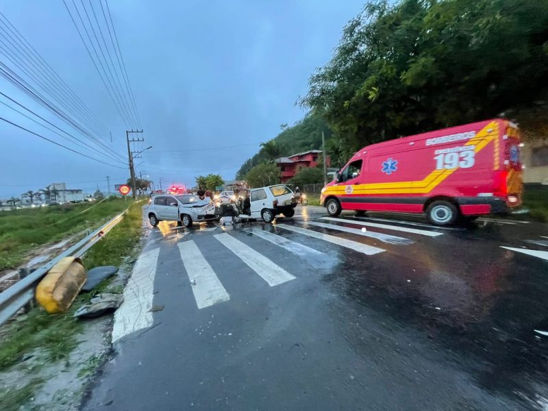 Motorista de um dos carros tamb&eacute;m ficou ferido e foi levado ao hospital – Foto: Corpo de Bombeiros Militar/Divulga&ccedil;&atilde;o/ND