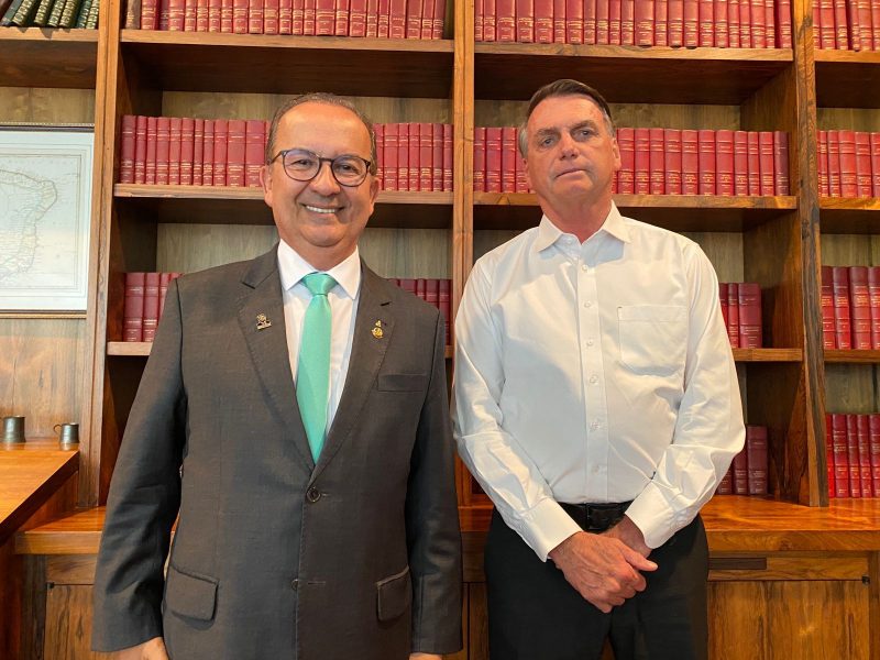 Jorginho Mello e Jair Bolsonaro na Biblioteca do Alvorada – Foto: Divulga&ccedil;&atilde;o/ND