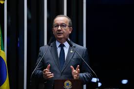 Senador come&ccedil;a a montar a equipe – Foto: Arquivo/ND