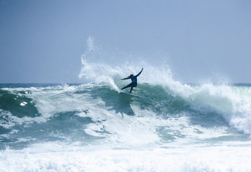 Manezinha Laura Raupp mostrando muita atitude nas grandes ondas de Punta Rocas – Foto: Lorenzo Bazo / ZSports