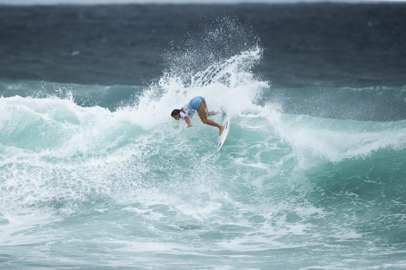 Catarinense Laura Raupp vencendo a primeira bateria feminina do Corona Saquarema Pro – Foto: WSL / Thiago Diz