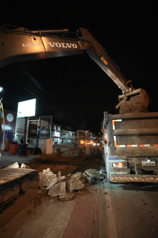 Obras sendo realizadas no per&iacute;odo noturno – Foto: Leonardo Sousa/PMF/Divulga&ccedil;&atilde;o/ND