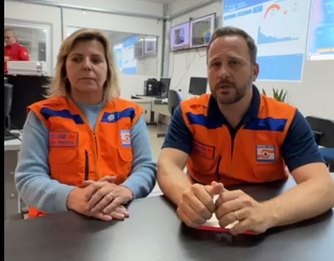 Prefeito Adriano Silva e a vice-prefeita Rejane Gambin em live para atualizar as informa&ccedil;&otilde;es da situa&ccedil;&atilde;o de emerg&ecirc;ncia. – Foto: Reprodu&ccedil;&atilde;o v&iacute;deo/Divulga&ccedil;&atilde;o ND
