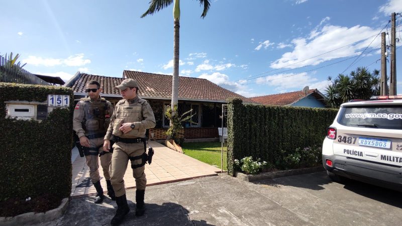 polícia militar foi até o local do crime