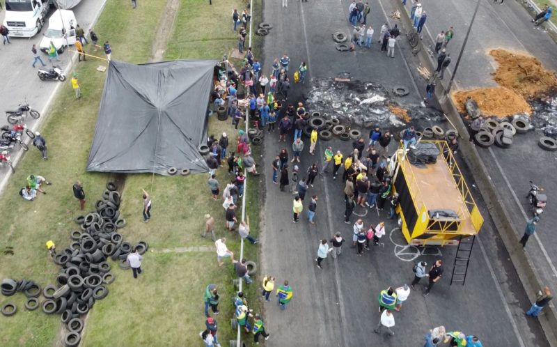 Corregedoria da PRF vai investigar policiais que teriam apoiado manifestantes – Foto: Almir Ninja/ND