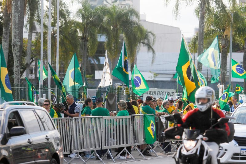 Manifestantes se re&uacute;nem com bandeiras e mantimentos – Foto: Leo Munhoz/ND