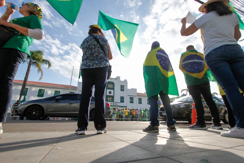Manifestantes em frente ao 63&ordm; Batalh&atilde;o de Infantaria, em Florian&oacute;polis – Foto: Leo Munhoz/ND